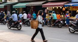 Hanoi Streets Were Crowded On The First Day Back To Work After The Holiday. - Vietnam.vn